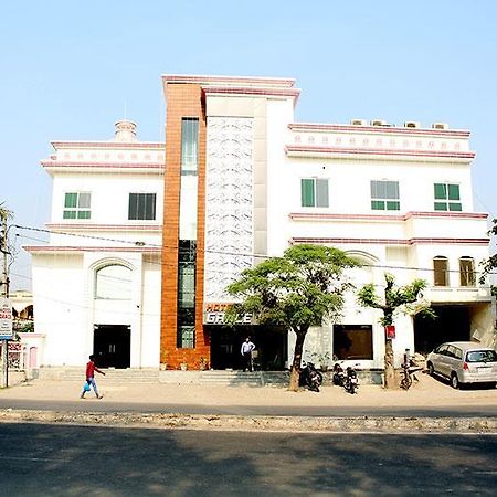 Grace Hotel Karnāl Exterior foto